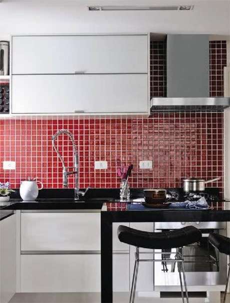 19. É interessante brincar com as cores na cozinha, como as pastilhas em cores diferentes da bancada