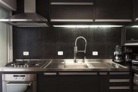12. As pastilhas para cozinha em cores pretas fazem o ambiente ficar muito sofisticado.