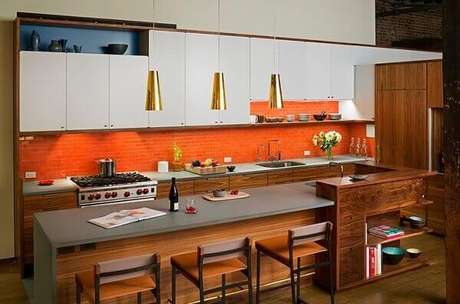 52. As pastilhas para cozinha na cor laranja modernizam o espaço. Fonte: Viver em Casa