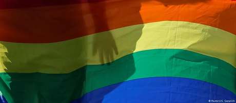 Escolas escocesas serão obrigadas a ensinar sobre a história dos movimentos LGBTI e a fomentar o combate à homofobia Escolas escocesas serão obrigadas a ensinar sobre a história dos movimentos LGBTI e a fomentar o combate à homofobia