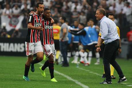 NenÃª abraÃ§a apÃ³s o gol do atacante sÃ£o-paulino Brenner; 