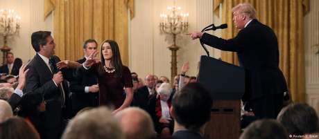 O presidente dos EUA, Donald Trump, e o jornalista da CNN, Jim Acosta, durante discussão acalorada na Casa Branca O presidente dos EUA, Donald Trump, e o jornalista da CNN, Jim Acosta, durante discussão acalorada na Casa Branca