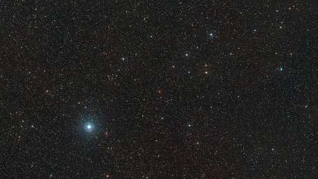 Imagem criada a partir das fotos tiradas pelo projeto Digitized Sky Survey 2 mostram os arredores da anã-vermelha conhecida como Barnard