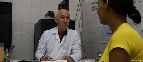 Médico cubano atende paciente em Lagarto Médico cubano atende paciente em Lagarto