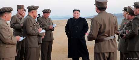 Kim Jong-un durante inspeção de sistema de defesa de "última geração" Kim Jong-un durante inspeção de sistema de defesa de "última geração"
