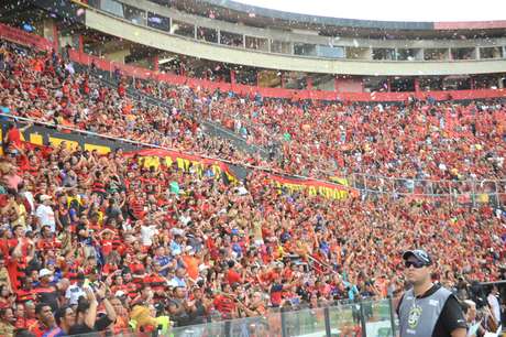 Torcida durante partida entre as equipes do Sport e do Flamengo