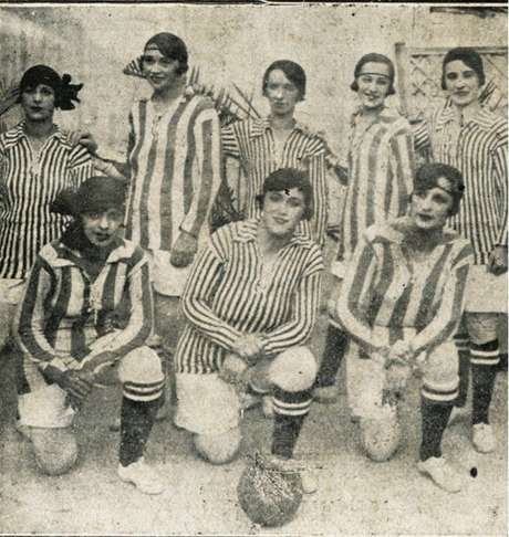 Time de futebol feminino posando para foto.