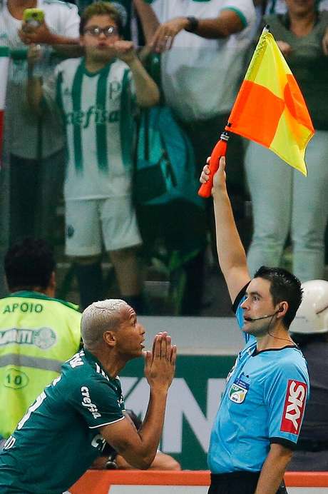 Deyverson reclama de gol anulado pelo Palmeiras Deyverson reclama de gol anulado pelo Palmeiras