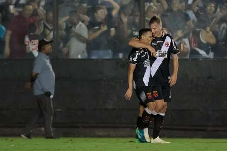 Yago Pikachú (e) e Maxi Lopes comemoram gol durante partida Vasco x São Paulo Yago Pikachú (e) e Maxi Lopes comemoram gol durante partida Vasco x São Paulo