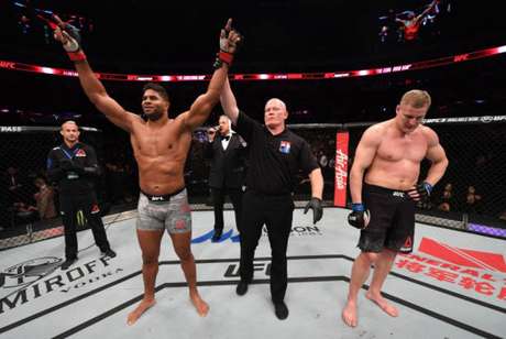 Overeem voltou a vencer com nocaute e encerrou sequência de derrotas no Ultimate (Foto: Getty Images/UFC) Overeem voltou a vencer com nocaute e encerrou sequência de derrotas no Ultimate (Foto: Getty Images/UFC)