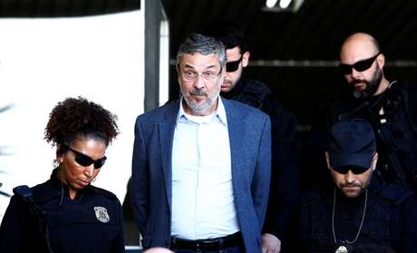 Ex-ministro Antonio Palocci é escoltado por policiais federais em Curitiba