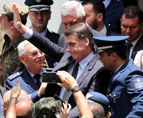 Presidente eleito, Jair Bolsonaro, acena ao participar de formatura militar em GuaratinguetÃ¡ (SP)