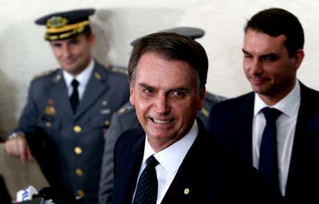 Bolsonaro: "Forças Armadas decidem se vai haver democracia"
