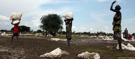 Violência já provocou fuga de um terço da população do país africano Violência já provocou fuga de um terço da população do país africano