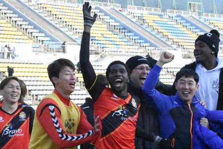 Negueba marcou o gol do empate do Gyeongnam no último jogo do Campeonato Coreano (Divulgação) Negueba marcou o gol do empate do Gyeongnam no último jogo do Campeonato Coreano (Divulgação)