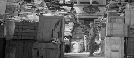 Soldado americano inspeciona depósito de obras de arte roubadas pelos nazistas Soldado americano inspeciona depósito de obras de arte roubadas pelos nazistas