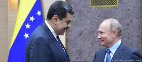 Putin (dir.) disse apoiar esforços de Maduro para normalizar as relações com a oposição Putin (dir.) disse apoiar esforços de Maduro para normalizar as relações com a oposição