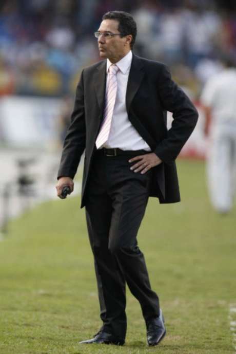 Vanderlei Luxemburgo no período que comandou o Santos Vanderlei Luxemburgo no período que comandou o Santos