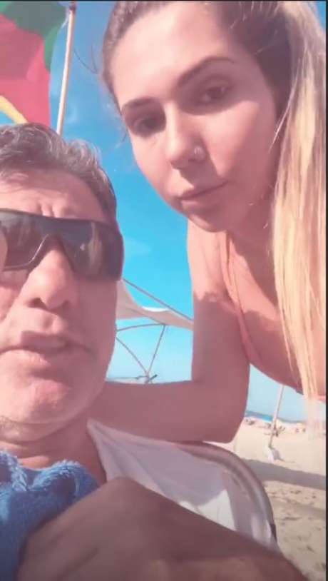 Renato matou curso da CBF para curtir a praia de Ipanema com Carol Portaluppi (Foto: Reprodução/Instagram) Renato matou curso da CBF para curtir a praia de Ipanema com Carol Portaluppi (Foto: Reprodução/Instagram)