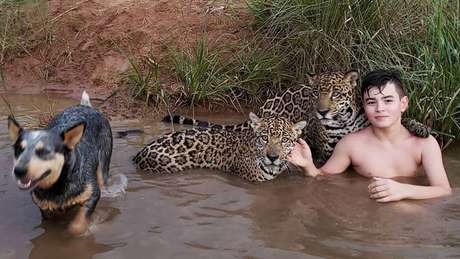 Uma foto de um menino ao lado de duas onças-pintadas viralizou recentemente na internet. Alguns acharam que era montagem, mas a imagem é real