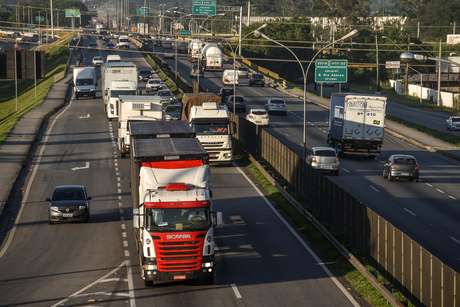 Movimento de veículos na altura do quilômetro 161 da Rodovia Dutra, na região de Jacareí, no interior de São Paulo, na manhã desta segunda-feira, 10.