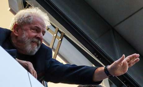 O ex-presidente Luiz Inácio Lula da Silva aparece na janela da sede do Sindicato dos Metalúrgicos do ABC, em São Bernardo, antes de ser preso