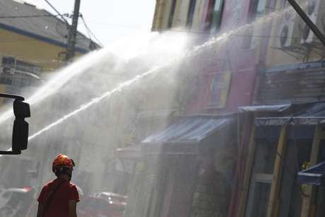 Bombeiros tentam conter as chamas em incêndio na região da 25 de Março