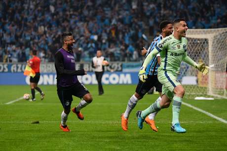 Nas oitavas de final da Libertadores, o Grêmio venceu o Estudiantes de La Plata em um jogo emocionante, que foi decidido nos pênaltis: 5 a 3 para o time brasileiro