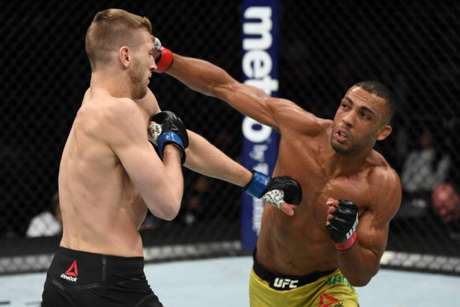 Edson Barboza deu show e nocauteou o duro Dan Hooker no terceiro round de luta (Foto: Getty Images) Edson Barboza deu show e nocauteou o duro Dan Hooker no terceiro round de luta (Foto: Getty Images)