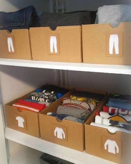 21. As caixas ajudam a organizar direitinho as roupas. Foto de Yandex 21. As caixas ajudam a organizar direitinho as roupas. Foto de Yandex