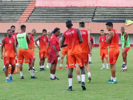 Técnico Luizinho orienta atletas do América-RJ (Foto: Divulgação)