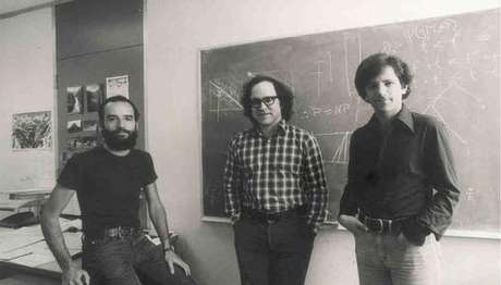 Leonard Adleman (à direita) no inícios dos anos 1980, quando era professor Leonard Adleman (à direita) no inícios dos anos 1980, quando era professor