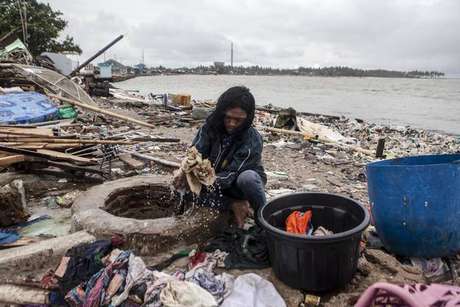 Ruínas de casa destruída por tsunami na Indonésia Ruínas de casa destruída por tsunami na Indonésia