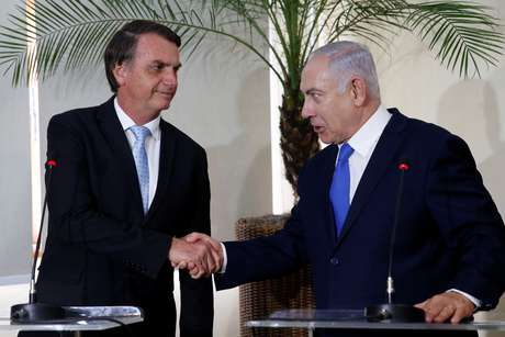 President eleito Jair Bolsonaro cumprimenra primeiro-ministro de Israel, Benjamin Netanyahu28/12/2018
Fernando Frazao/Courtesy of Agencia Brasil/Handout via REUTERS