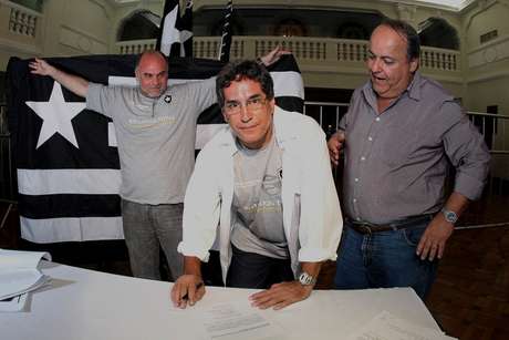 Paulo Mendes (ao centro) na época em que trabalhou na gestão de Assumpção (Foto: Fernando Soutello/AGIF)