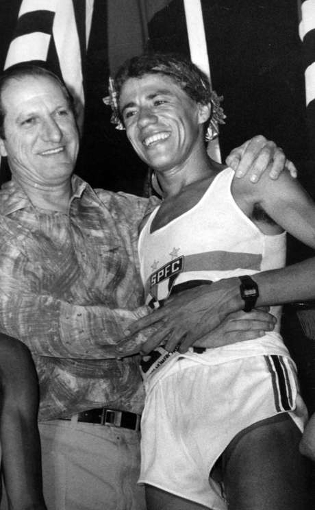 José João da Silva abriu as portas para os brasileiros na São Silvestre. Em 1980, comemorava a conquista ao lado de José Douglas Dallora, vice-presidente do São Paulo José João da Silva abriu as portas para os brasileiros na São Silvestre. Em 1980, comemorava a conquista ao lado de José Douglas Dallora, vice-presidente do São Paulo