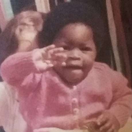 Gina Atinuke tinha 11 meses quando sua mãe biológica colocou um anúncio no jornal procurando uma 'babá' branca Gina Atinuke tinha 11 meses quando sua mãe biológica colocou um anúncio no jornal procurando uma 'babá' branca