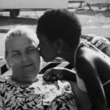 'Quando penso na minha mãe, sei que ela me amou', diz Gina Atinuke sobre a mãe adotiva 'Quando penso na minha mãe, sei que ela me amou', diz Gina Atinuke sobre a mãe adotiva