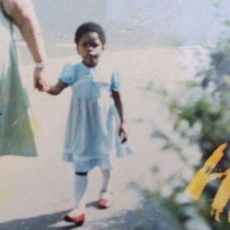 Diferentemente da mãe, Gina Atinuke conta que o pai adotivo 'apenas tolerava sua presença' Diferentemente da mãe, Gina Atinuke conta que o pai adotivo 'apenas tolerava sua presença'