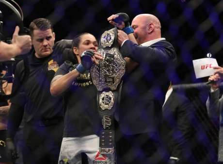 Amanda Nunes se tornou campeã peso-galo e peso-pena do UFC, fazendo história na organização (Foto Getty Images) Amanda Nunes se tornou campeã peso-galo e peso-pena do UFC, fazendo história na organização (Foto Getty Images)