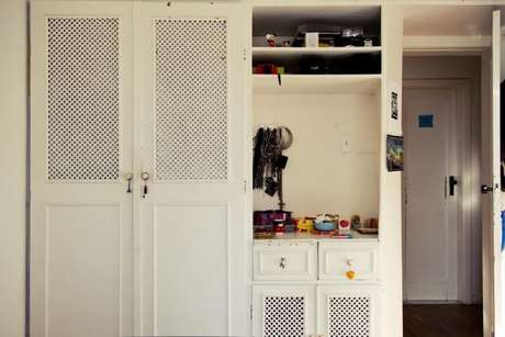 41. Armário de quarto vintage branco com treliças em algumas portas. Projeto de Casa Aberta