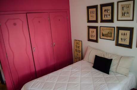 27. Armário de quarto vintage em rosa fúcsia. Projeto de Adriana Fornazari