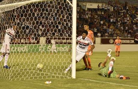 No detalhe, Gabriel Sara comemora um de seus três gols na estreia Copinha (Tetê Viviani/saopaulofc.net) No detalhe, Gabriel Sara comemora um de seus três gols na estreia Copinha (Tetê Viviani/saopaulofc.net)