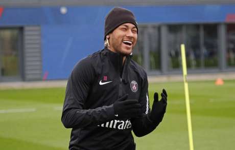 Neymar esteve na reapresentação do elenco do PSG nesta sexta-feira (Foto: Reprodução / Twitter) Neymar esteve na reapresentação do elenco do PSG nesta sexta-feira (Foto: Reprodução / Twitter)