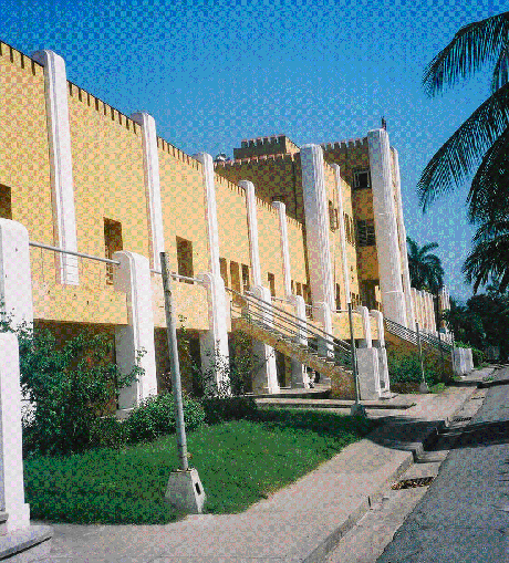 Fachada do quartel Moncada, hoje museu revolucionário Fachada do quartel Moncada, hoje museu revolucionário