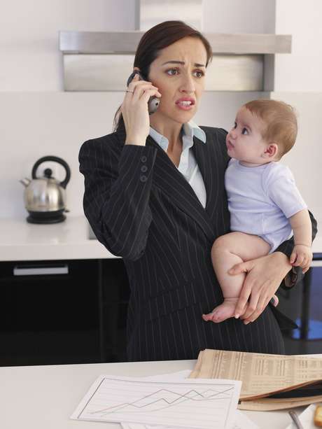 Pesquisa com base em dados do IBGE mostra que mulheres brasileiras ganham menos à medida que têm filhos Pesquisa com base em dados do IBGE mostra que mulheres brasileiras ganham menos à medida que têm filhos