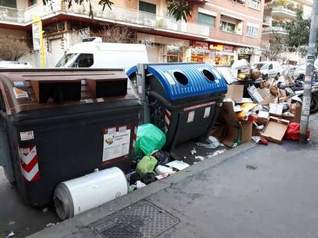 Lixo toma conta de rua em Roma, que enfrenta problemas na coleta