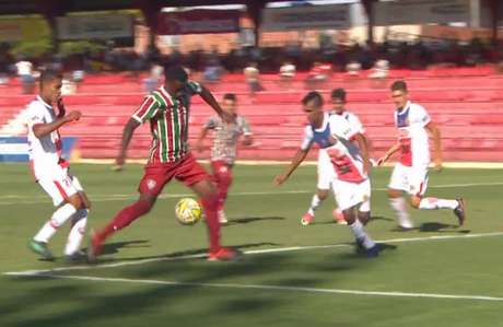 A equipe tricolor atacou o adversário desde o primeiro adversário (Foto: Reprodução/TV) A equipe tricolor atacou o adversário desde o primeiro adversário (Foto: Reprodução/TV)