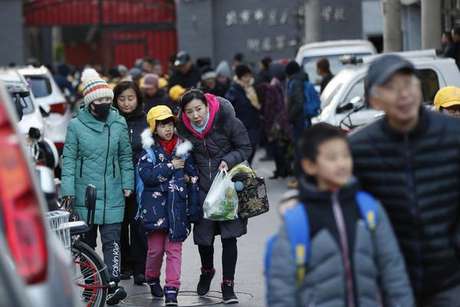 Homem ataca com martelo 20 crianças em escola na China Homem ataca com martelo 20 crianças em escola na China