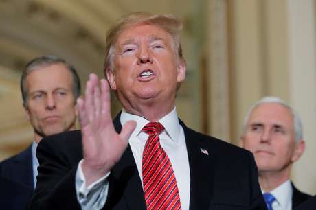 Presidente dos EUA, Donald Trump, fala com jornalistas em Washington09/01/2019 REUTERS/Jim Young 